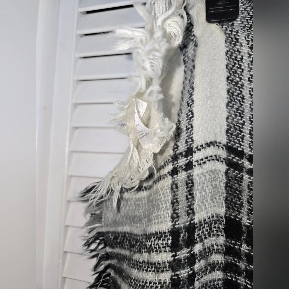 Plaid Fringed Scarf Shawl  in Black and Cream